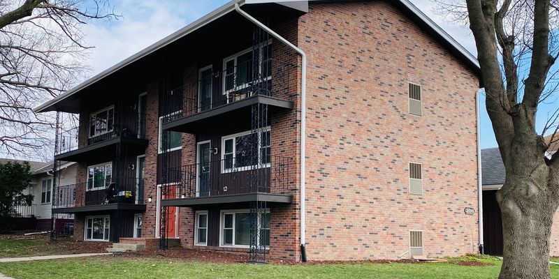 Lincoln Apartment: 2740 N 49th St