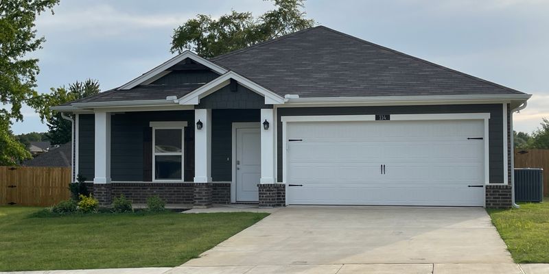 Whitehouse House: 114 S Rainbow Dr