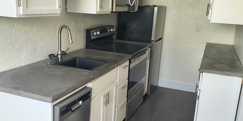 Bradenton Apartment: 1916 7th Ave W