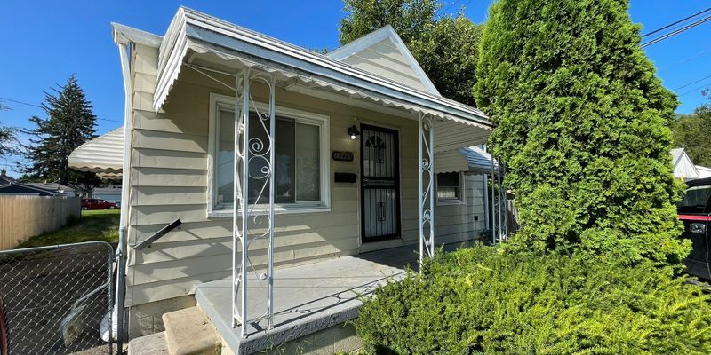 Warren House: 14469 Hendricks Ave
