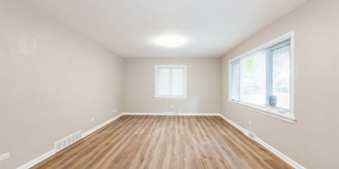 03_8139SBennettAve_165_LivingRoom_MRED_2000x1333.jpg