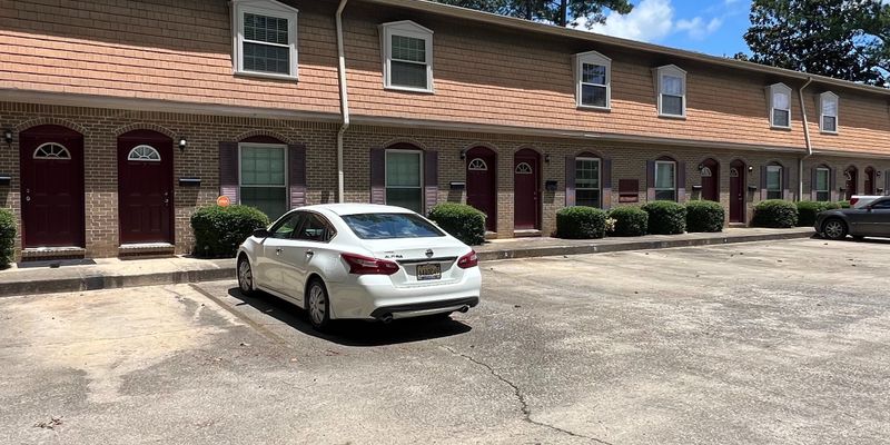 Jasper Apartment: 100 14th Ave NE