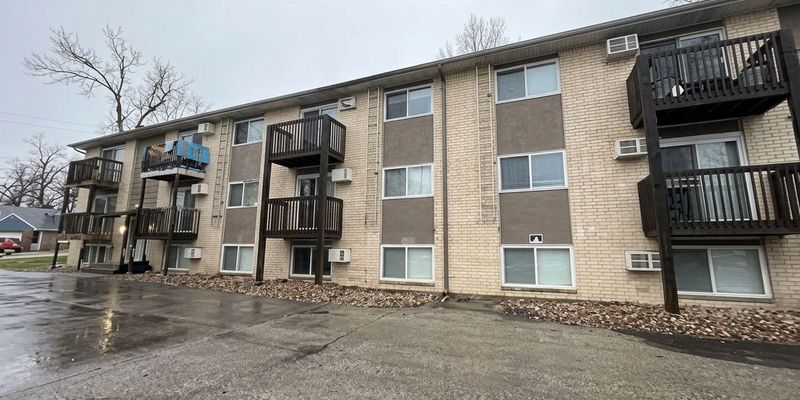 Cedar Rapids House: 330 29th St Dr SE