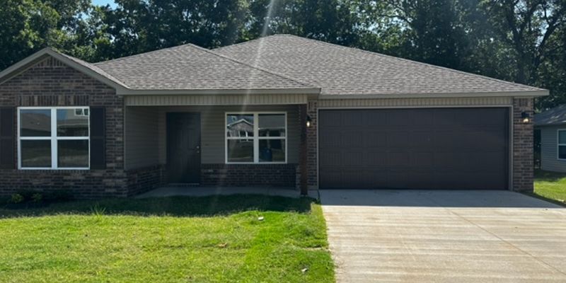 Bentonville House: 6805 SW Chestnut Hill Rd