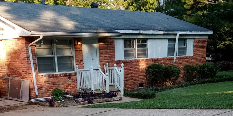 Montgomery House: 3359 Bedford Ln