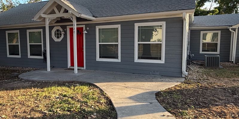 Stephenville House: 320 S Columbia St
