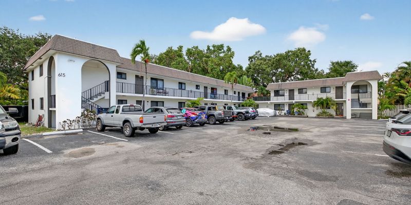 Wilton Manors Apartment: 615 NE 26th St