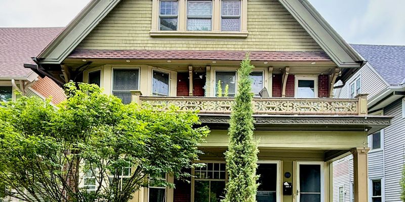 Milwaukee Apartment: 2723 N Downer Ave