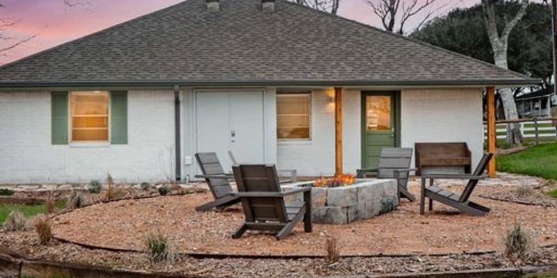 Cat Spring House: 9252 FM949