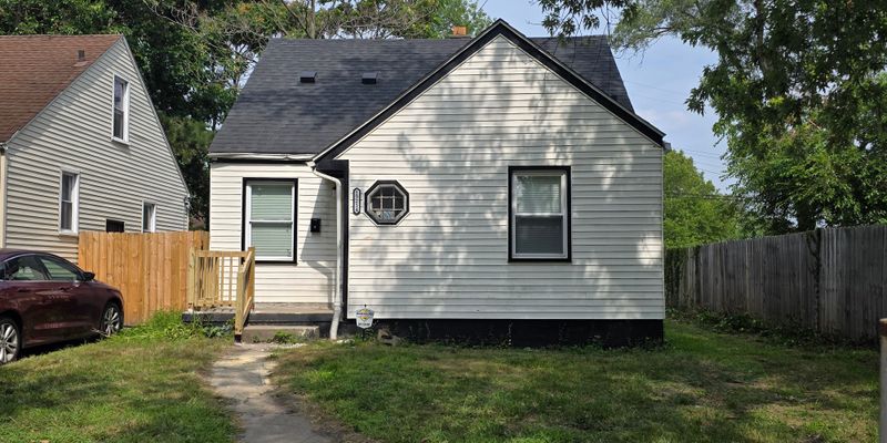 Highland Park House: 19214 Greeley St