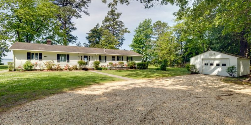 Gloucester House: 5198 Weaver Ln