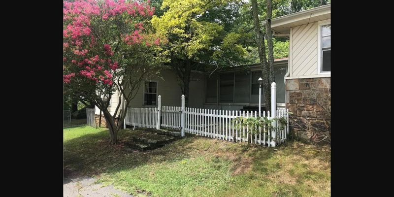 Mountainburg House: 17237 N Hwy 71