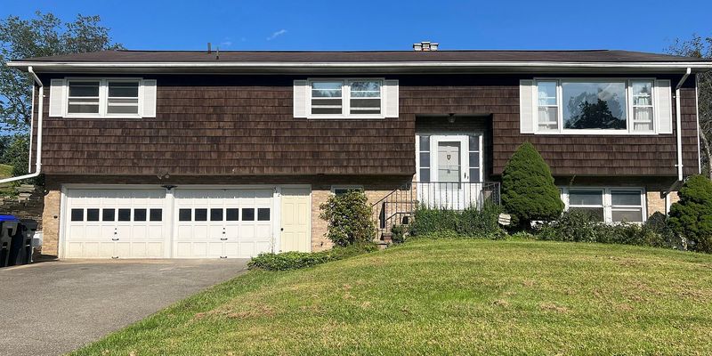 Vestal House: 512 Old Lane Rd