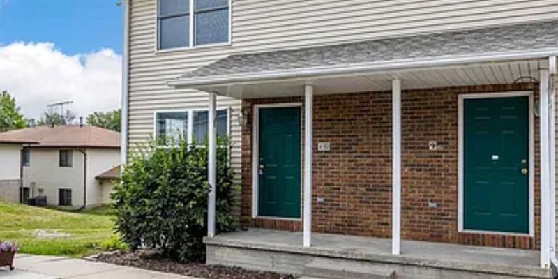 Coralville House: 957 Boston Way
