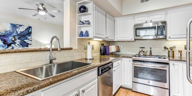 Houston Apartment: 499 Carnarvon Dr