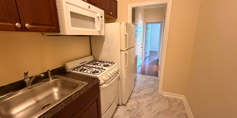 Washington Apartment: 1106 Queen St NE