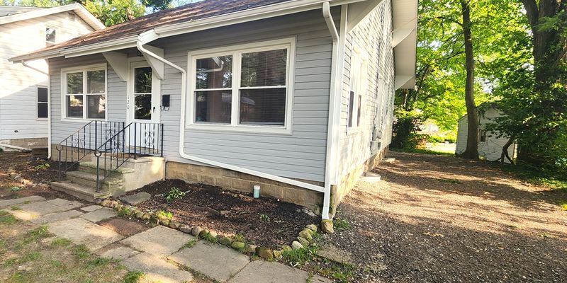 Kent House: 120 E School St