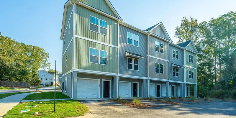 Charleston House: 200 Cache Ct