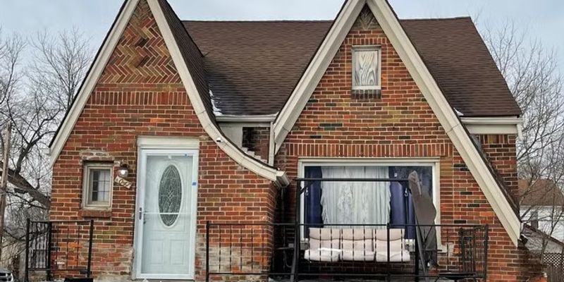 Detroit House: 8047 Robson St