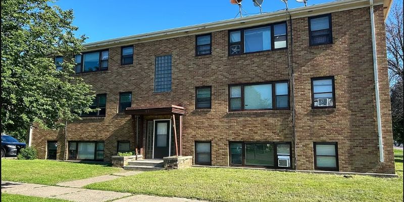 Saint Paul Apartment: 97 Orme St E