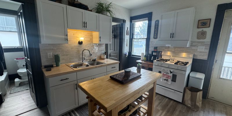 Milwaukee Apartment: 1916 E Estes St