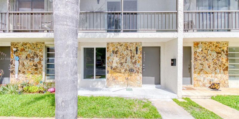 DANIA BEACH House: 5235 SW 40th Ave