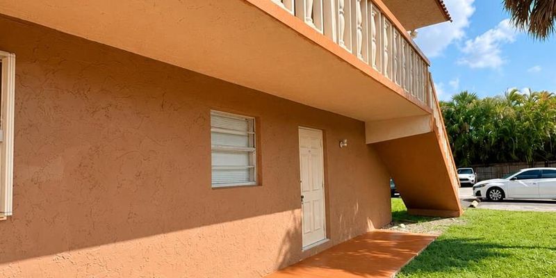Hollywood House: 7830 Northwest 33rd Street