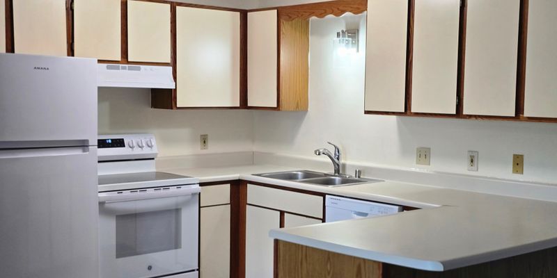 Hartford Apartment: 1020 Riverbend Dr