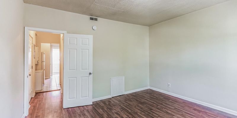 Washington Apartment: 1106 Queen St NE