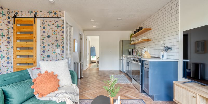 Portland Apartment: 5222 SE Holgate Blvd