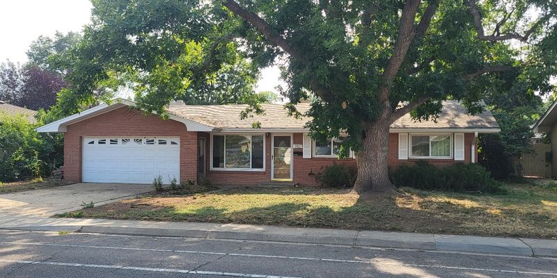 Longmont House: 1827 Collyer St
