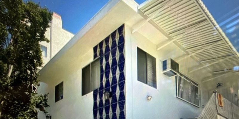 Los Angeles Apartment: 11168 Camarillo St