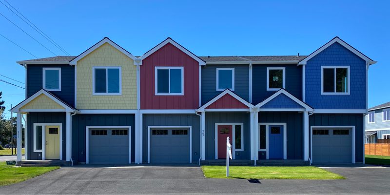 Long Beach House: 911 Washington Ave S