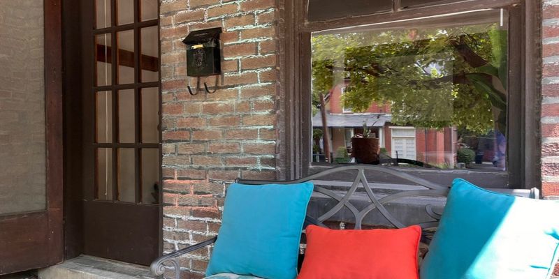Columbus House: 870 Dennison Ave