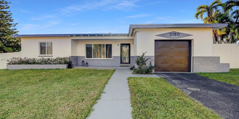 North Miami Beach House: 2190 NE 169th St