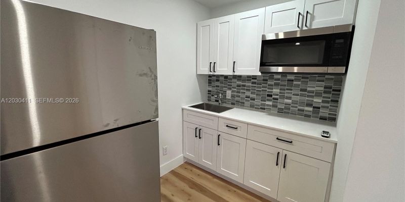 Hollywood Apartment: 1838 McKinley St