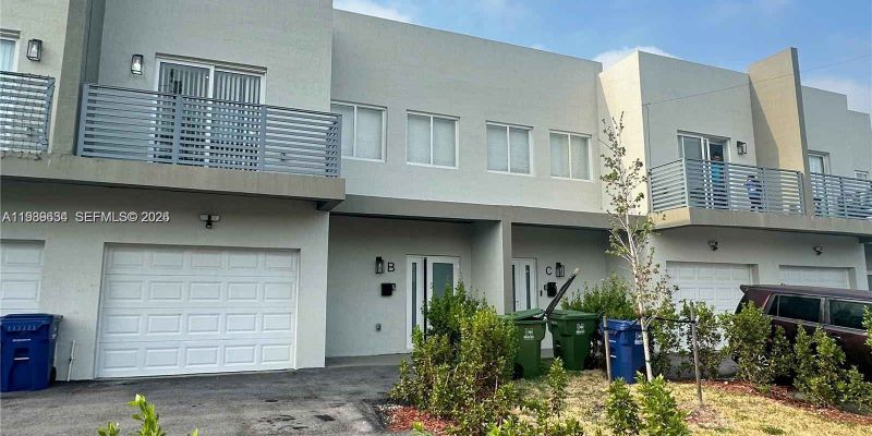 Hallandale Beach Townhome: 116 NW 10th St