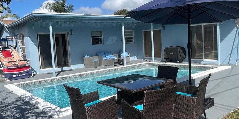 Hollywood House: 6456 Custer St