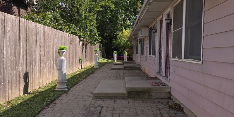 Urbana Apartment: 506 E Elm St