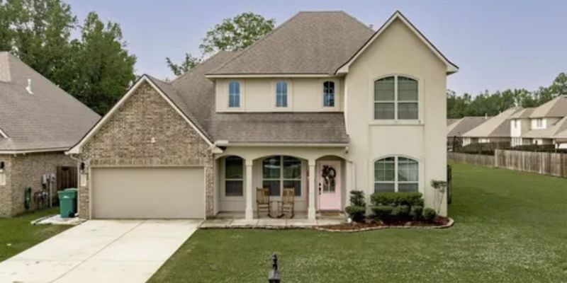 Zachary House: 2196 Windridge Ave