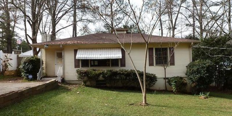 Griffin House: 215 Hillside Circle