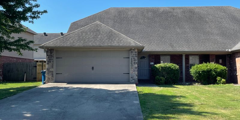 Bentonville House: 3201 SW Amberwood Ave