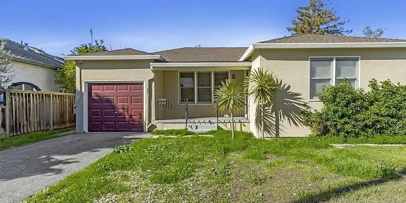 Redwood City House: 827 Chestnut St