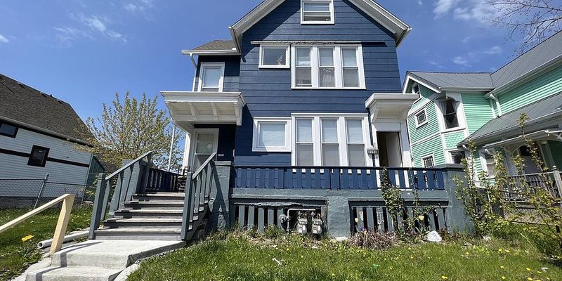 Milwaukee Apartment: 2351 N Holton St