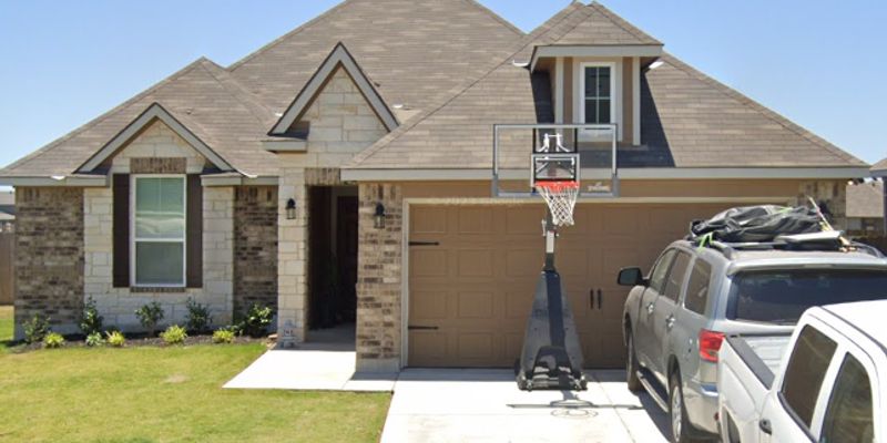 Temple House: 7747 Merry Oaks Cv