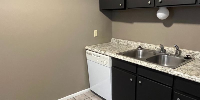 Hutchinson Apartment: 907 E 12th Ave