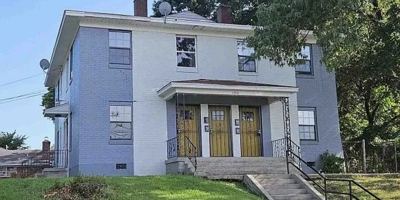 Memphis Apartment: 1339 E McLemore Ave