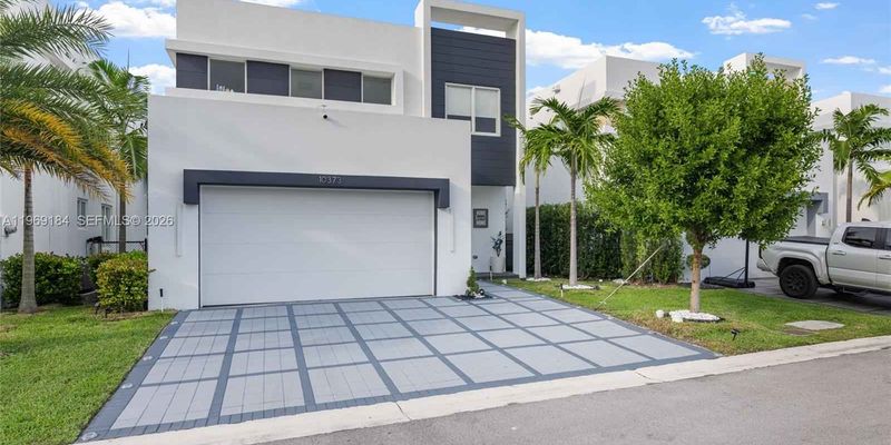 Doral House: 10373 NW 68th Terrace