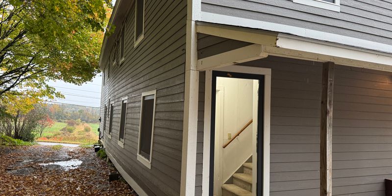 Hinesburg House: 377 Charlotte Rd Apt B