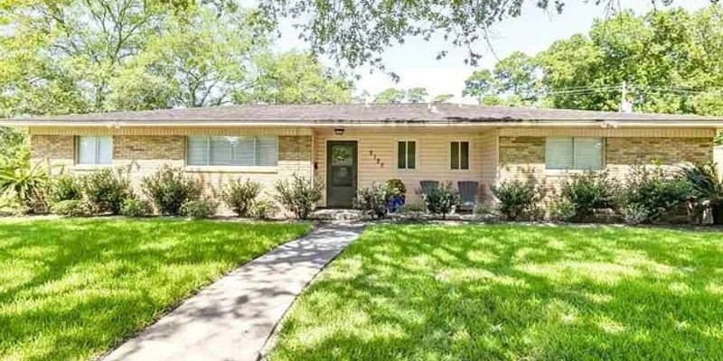 Beaumont House: 2125 Shady Ln